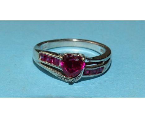 A silver ring set heart-shaped ruby, size M, 3.1g. 