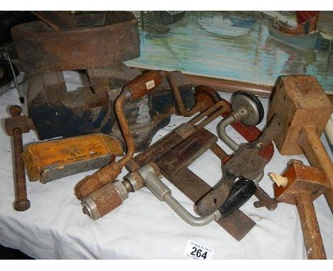 A mixed lot of tools including metal vice.