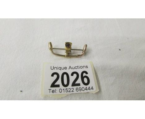 A 9ct gold brooch fashioned as bicycle handle bars with head lamp, 2.8 grams.