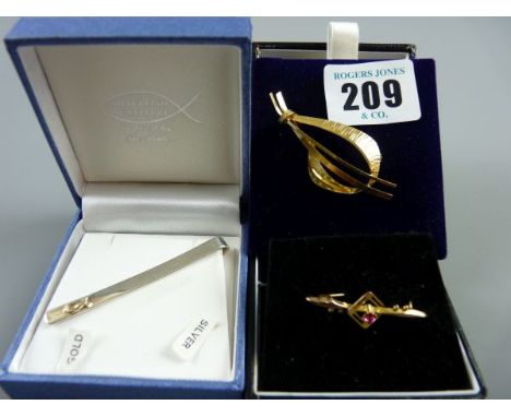 A SILVER AND GOLD GENTS TIE PIN, a single stone set gold coloured bar brooch and a mid century rolled gold leaf brooch