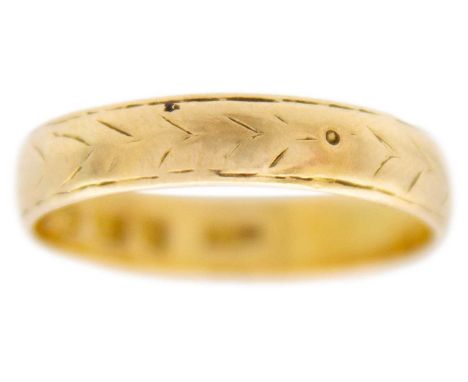 A Victorian 18ct hallmarked gold chevron engraved band ring. Birmingham hallmark, indistinct date letter, size N 1/2, 2.9g.