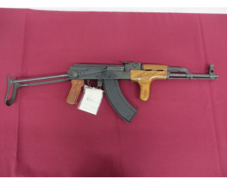 7.62 mm barrel with top fitted gas port.  Pressed steel body and top cover.  Rear ladder sight.  Front wooden pistol grip and