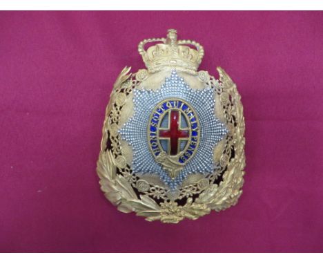 gilt laurel and oak leaf outer wreath.  Central garter surmounted by a Queens crown.  Silvered star overlaid with gilt and en
