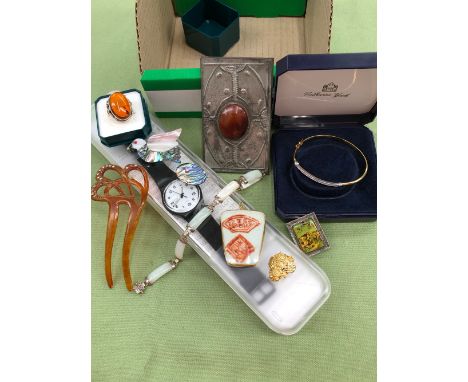 A SWATCH WATCH IN ORIGINAL BOX, A 9ct GOLD AND CZ BANGLE, A SILVER AND AMBER RING, COSTUME BROOCHES, A HAIR SLIDE ETC. 