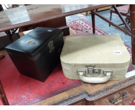 AN ORIENTAL LACQUER CADDY BOX AND A MID CENTURY DRESSING CASE. 