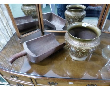 A HARDWOOD GRAIN SCOOP,AND AN EASTERN BRASS PLANTER.