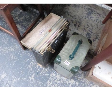 A VINTAGE NORIL PROJECTOR, TOGETHER WITH A SMALL QUANTITY OF CLASSICAL LP RECORDS. 