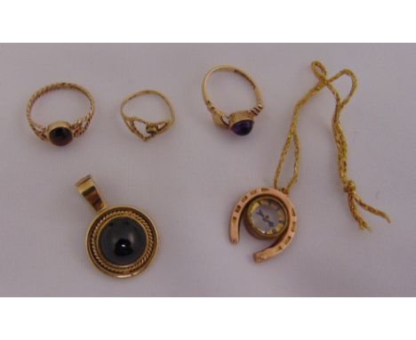 Three 9ct gold rings, a 9ct gold pendant and a 9ct gold charm in the form of a horseshoe with a compass, approx total weight 