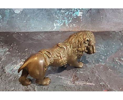 A Regency desk bronze, of a lion, 9.5cm wide, c.1815 