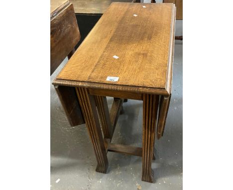 Early 20th century oak gate leg table the legs with fluted designs.  (B.P. 21% + VAT) 