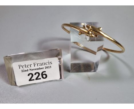 14ct gold Dolphin bangle/bracelet.  6g approx.  (B.P. 21% + VAT) 