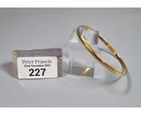 Israeli yellow metal bangle. 10g approx. (B.P. 21% + VAT) 