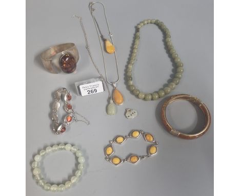 Bag of jewellery to include: green hardstone necklace and bracelet, green hardstone tortoise pendant and chain and another gr