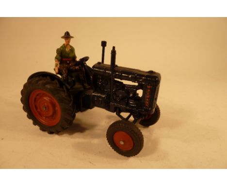 Britains set 128F, Fordson Tractor, rubber tyres with driver (VG, driver G) 1950 (2)