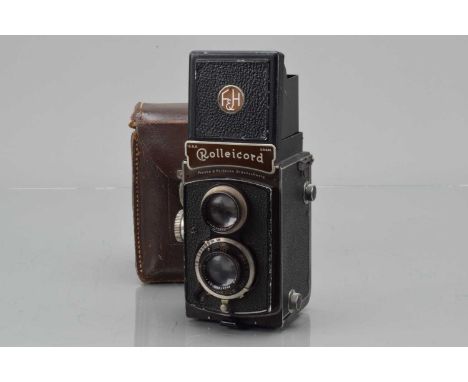 A Rolleicord Ia TLR Camera, brown name plate, shutter working, with Carl Zeiss Jena 7.5cm f/3.5 Triotar lens, elements F-G, i