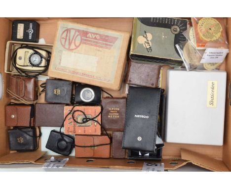 A Tray of Light Meters, including a Gossen Panlux electric 2, Sixtocolor, 1930's AVO meters, 1940's Ilford meters, a group of