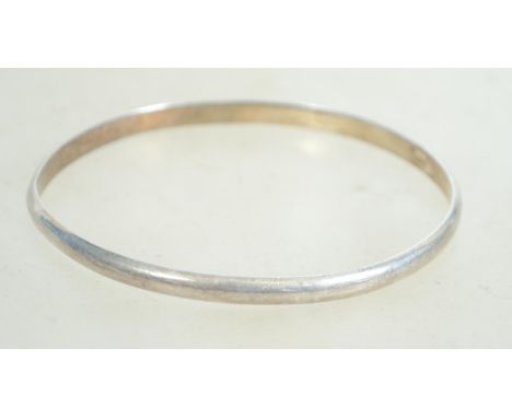 A sterling silver bangle bracelet of circular form of plain, simple design. Marked 925 weighs 15.7 grams measures 6.5cms wide
