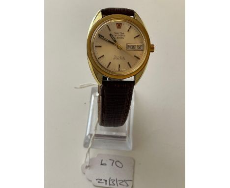 A GENTS OMEGA ELECTRONIC GENEVE CHRONOMETER WRIST WATCH WITH SECONDS SWEEP AND DAY DATE APERTURE