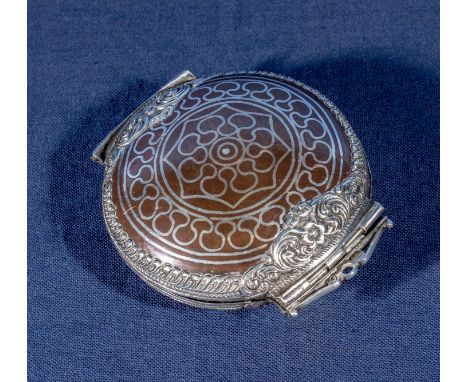 An Ottoman inlaid silver snuff box with ornate embossed hinge