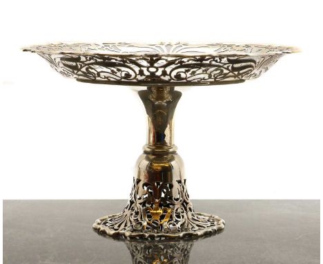 A silver cake stand,by Goldsmiths &amp; Silversmiths Co Ltd, London 1902, with pierced and wavy edge border, 16cm high,20.2oz