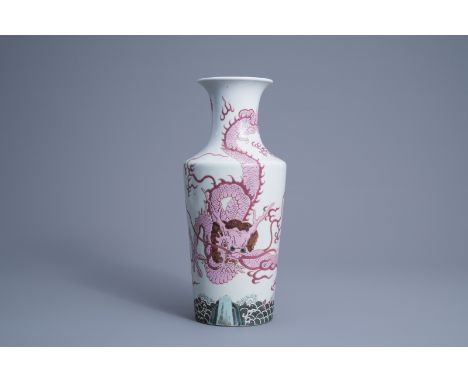 Title: A Chinese famille rose 'dragon' vase, 19th/20th C.Description: H 35 cm