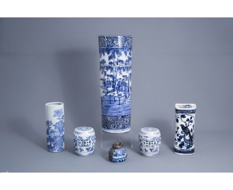 Title: A varied collection of blue and white Chinese and Japanese porcelain, 19th/20th C.Description: H 61,5 - 14,5 cm (the t