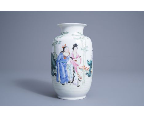 Title: A Chinese famille rose vase with figures in a garden, Jiangxi Porcelain Company mark, 20th C.Description: H 22,2 cm