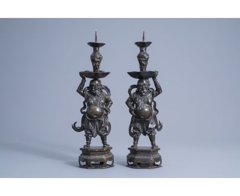 Title: A pair of Chinese inlaid bronze candlesticks, 18th/19th C.Description: H 41,6 cm