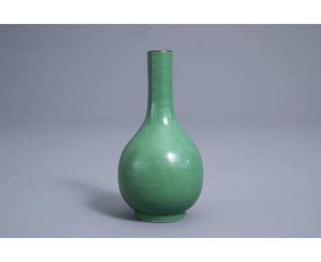Title: A Chinese monochrome green bottle vase, 18th/19th C.Description: H 14,4 cm