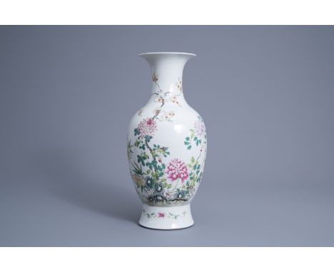 Title: A Chinese famille rose vase with floral design, 19th/20th C.Description: H 41,6 cm