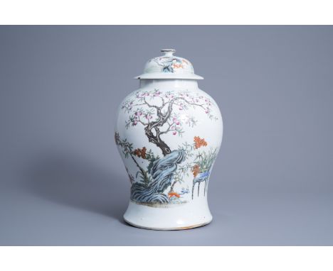 Title: A Chinese famille rose vase and cover with floral design, 19th C.Description: H 40,5 cm