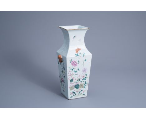 Title: A square Chinese famille rose vase with floral design, 19th/20th C.Description: H 39,8 cm
