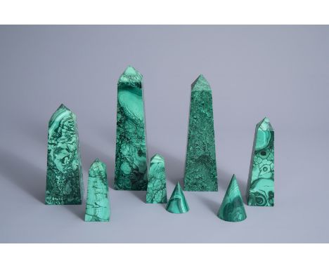 Title: An extensive and decorative set of six obelisks and two cones in malachite, 20th C.Description: H 24 - 5,7 cm (the tal