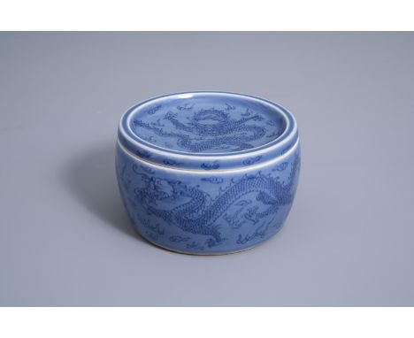Title: A Chinese light blue ground box and cover with dragons, 19th/20th C.Description: H 8 cm - Dia.: 12,9 cm