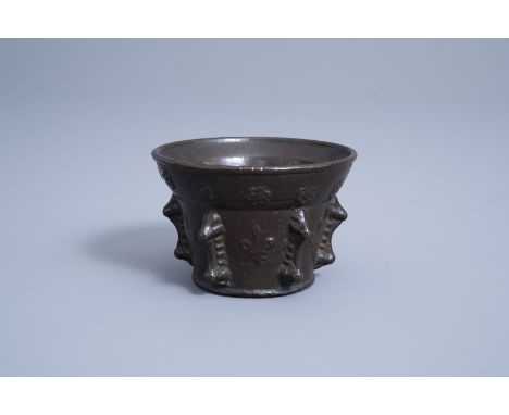 Title: A French bronze mortar with fleur-de-lis design, 17th C.Description: H 6,9 cm - Dia.: 10,3 cm