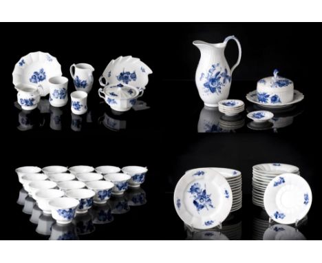 Service à café en porcelaine de Royal Copenhagen (Kongelig porcelain) à décor de fleurs et feuillages en bleu de 52 pièces co