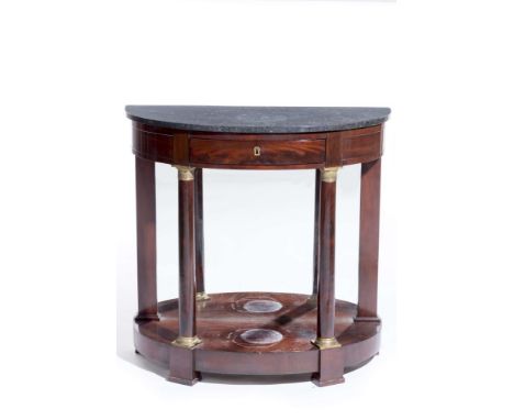 Console demi-lune en acajou de style Empire à deux colonnes et fond miroir, plateau de marbre noir, un tiroir en façade, bâti