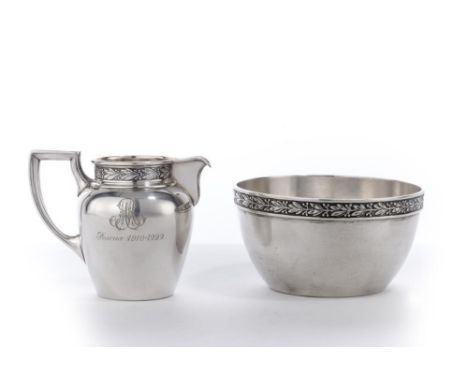 Sucrier et pot à lait en argent .800 Jezler par Borel &Cie à décor Laurier. Le pot inscrit MR Peseux 1910-1922 n° 2946 H. 8.9