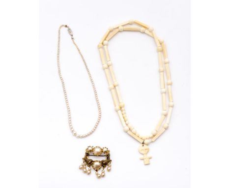 Ensemble de bijoux comprenant : - 1 collier en ivoire. L. 88cm.- 1 collier de perles ras-de-cou en chute avec un fermoir en o