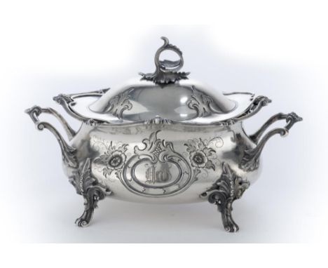 Sucrier à anses et couvercle à décor baroque de fleurs et entrelacs, argent .800 Autriche-Hongrie XIXe.H. 14x21x12 cm.Poids :