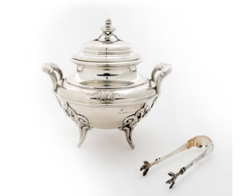 Sucrier à couvercle en argent français 1er titre sur 4 pieds et pince à sucre en argent .800.Poids : 410 g.ArgenterieSilverSi