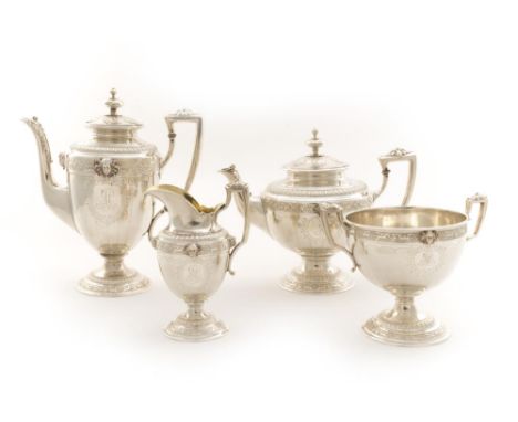 Service à café et à thé en argent .800 allemand, anses feuillagées, panses à décor d'une tête d'homme, intérieur vermeil, mon