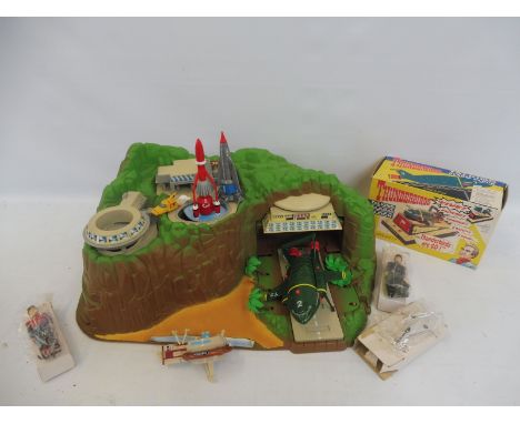 A small quantity of TV related Thunderbirds Mail Away figures and an alarm clock. 