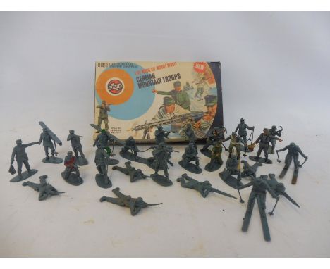 An Airfix 1/32 scale boxed set: the unusual German Mountain Troops, correct number of soldiers and poses. 