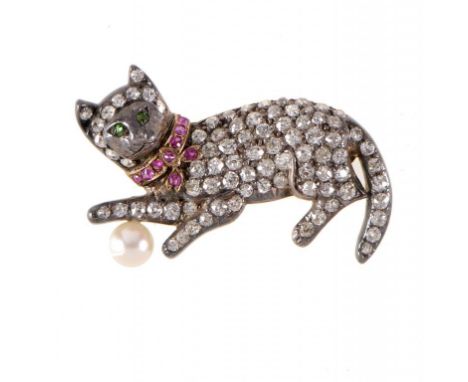 AN ANTIQUE DIAMOND, EMERALD, RUBY AND CULTURED PEARL CAT BROOCH, C1900  ++In very good condition, approximately 4.3cm l, gros
