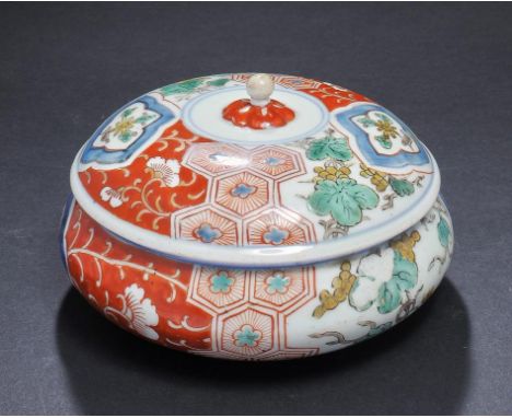 A JAPANESE IMARI BOX AND DOMED COVER, 18TH C 8cm h ++Inner flange of cover chipped, not normally visible, small surface chip 