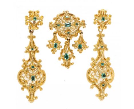 AN EARLY VICTORIAN EMERALD AND GOLD DEMI PARURE, C1850  maroon morocco case  ++In good condition, overall length of earrings 