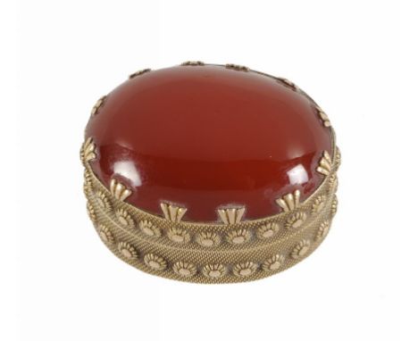 A GOLD AND HARDSTONE OVAL VINAIGRETTE, C1820 with cornelian inset lid, the base engraved C Gripper, 4cm w   ++Lacks grille an