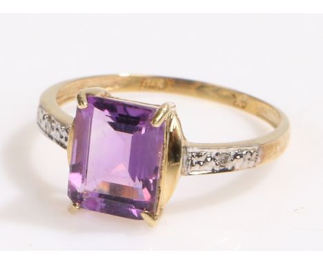 9 carat gold ring set with a rectangular amethyst and with diamond chip set shoulders, ring size O, 1.5g