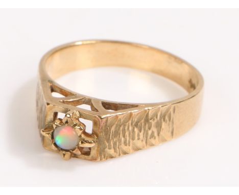 9 carat gold ring set with an opal, ring size O, 3.3g